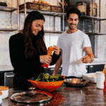 En pijama, trabajando, haciendo deporte, cocinando y viendo series. Así dicen las búsquedas de Google que pasamos los españoles la cuarentena